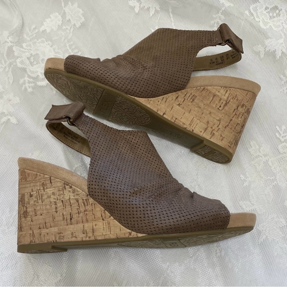 LifeStride Harriet Tan 3.5" Wedges w/ Cushioned footbed- 8.5 wide